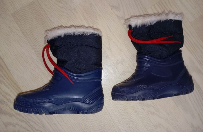 Bottes de pluie fourrées bleu marine
P. 24 - photo numéro 3