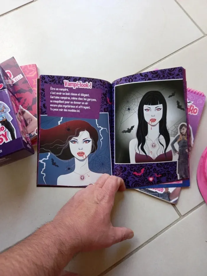 Lot articles Chicca Vampiro : Sac + livre+ bracelet + jeu - photo numéro 10