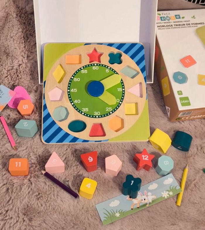 Horloge trieur de forme en bois. Neuf, ouvert pour faire des photos. #dilo2103jouets