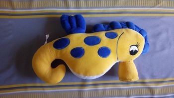 Hippocampe jaune et bleu