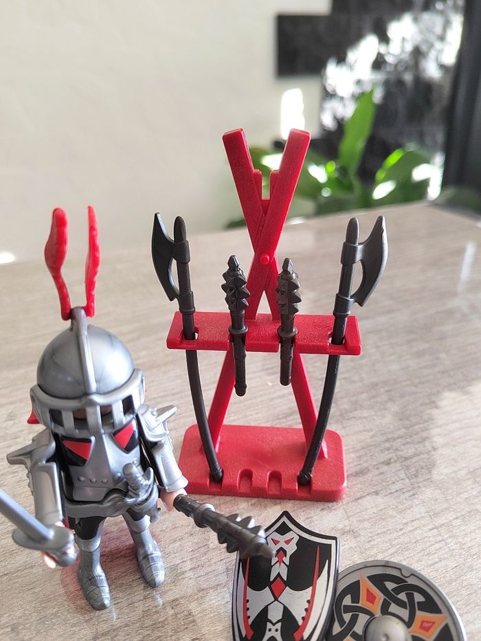 Chevalier playmobil et ses armes en très bon état - photo numéro 3