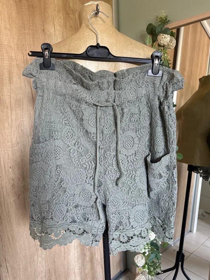 Magnifique short taille haute dentelle et doublée avec étoile femme