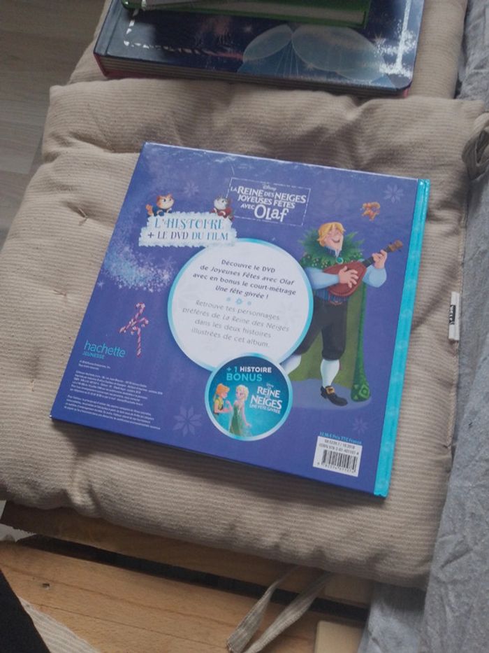 Livre la reine des neiges joyeuses fêtes avec Olaf neuf - photo numéro 2