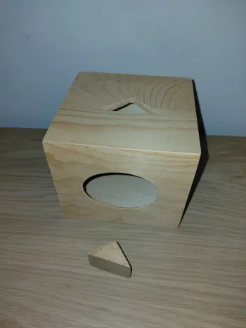 Boîte à formes prisme triangulaire montessori  bois