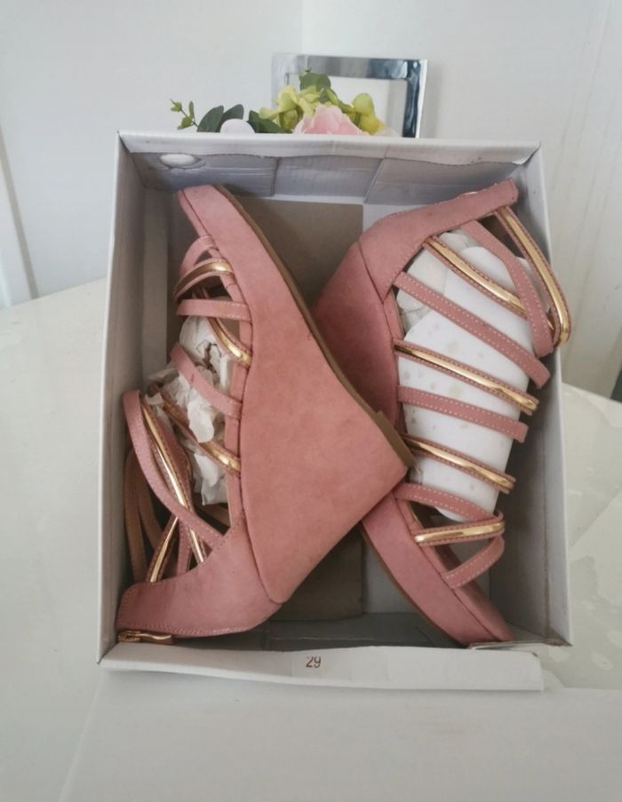 🩷🤍Jolie Paires De Sandales Talon Compensé 🩷🤍 - photo numéro 2