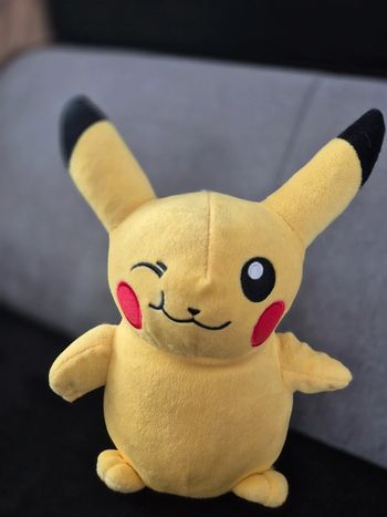 Peluche pikachu 28 cm