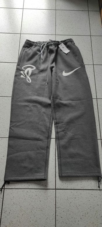 Pantalon Nike Solo Swoosh x Syna 