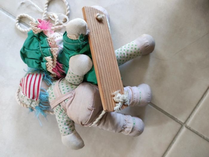 lot 2 jolies poupees sur balançoire en bois - photo numéro 6