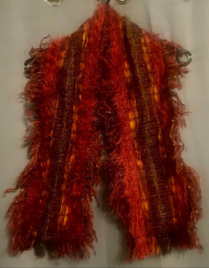 Écharpe poilue rouge et orange