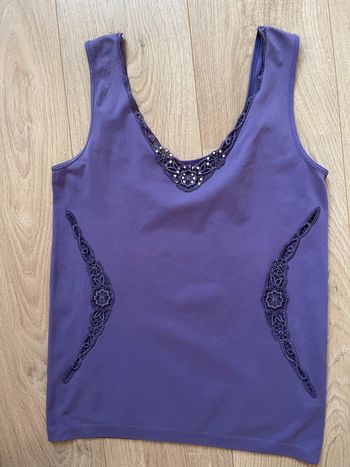 Débardeur violet avec dentelle