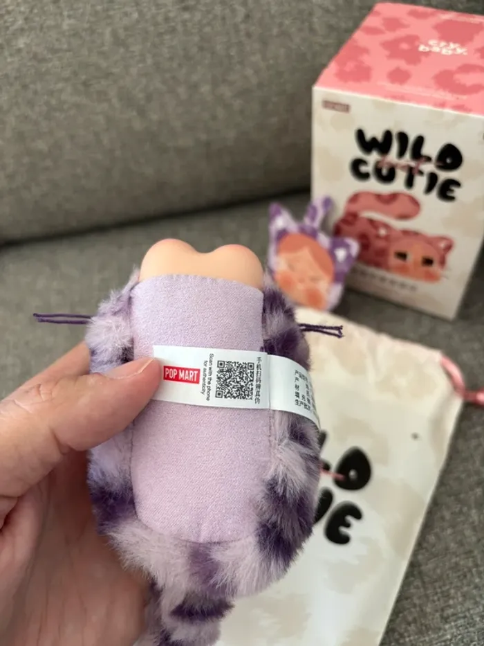 Popmart Cry Baby ( Néon Cutie ) - photo numéro 4