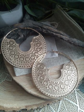 Grandes créoles dorées orientales