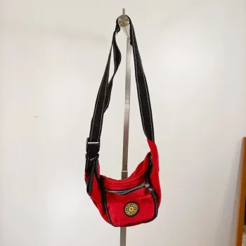 Sac bandoulière rouge Kipling compact avec badge logo S028