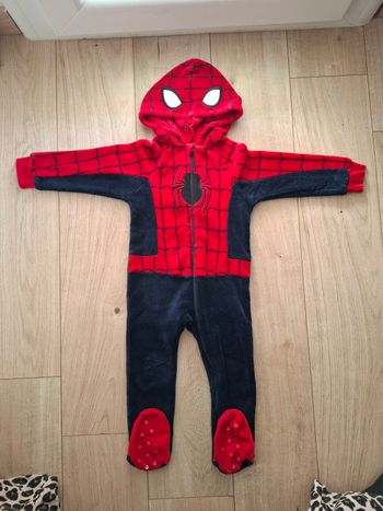 Sur pyjama spiderman