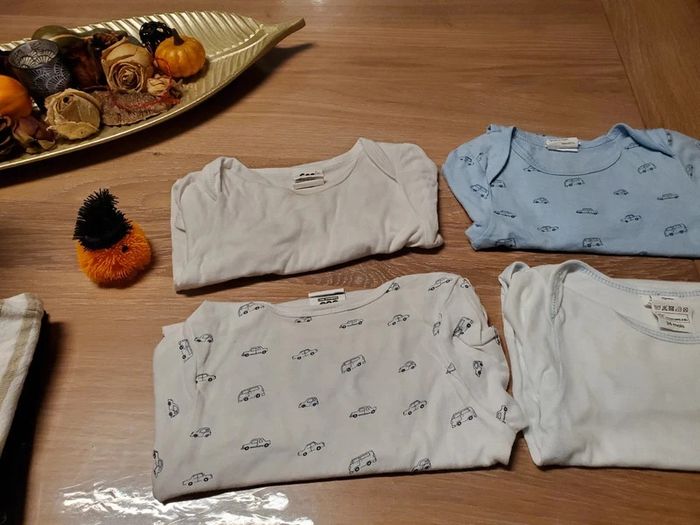 Lot de 4 bodies taille 24 mois très bon état - photo numéro 2