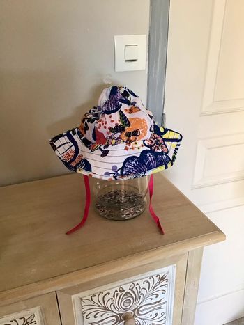 Chapeau réversible de taille 44 soit 6-9 mois  de la marque catimini 100% coton