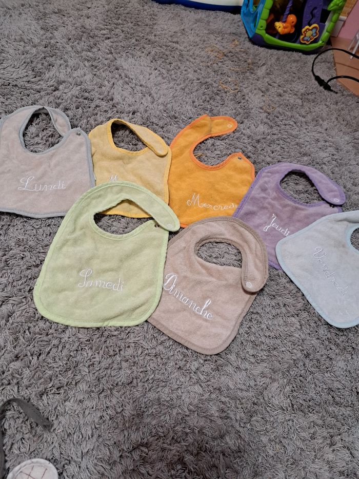 Lot de 19 bavoirs - photo numéro 1