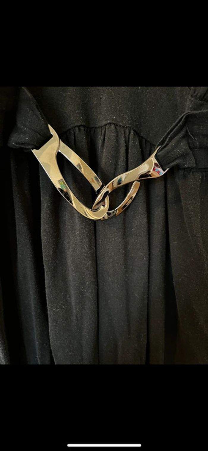 Belle robe noire avec attaches devant - photo numéro 3