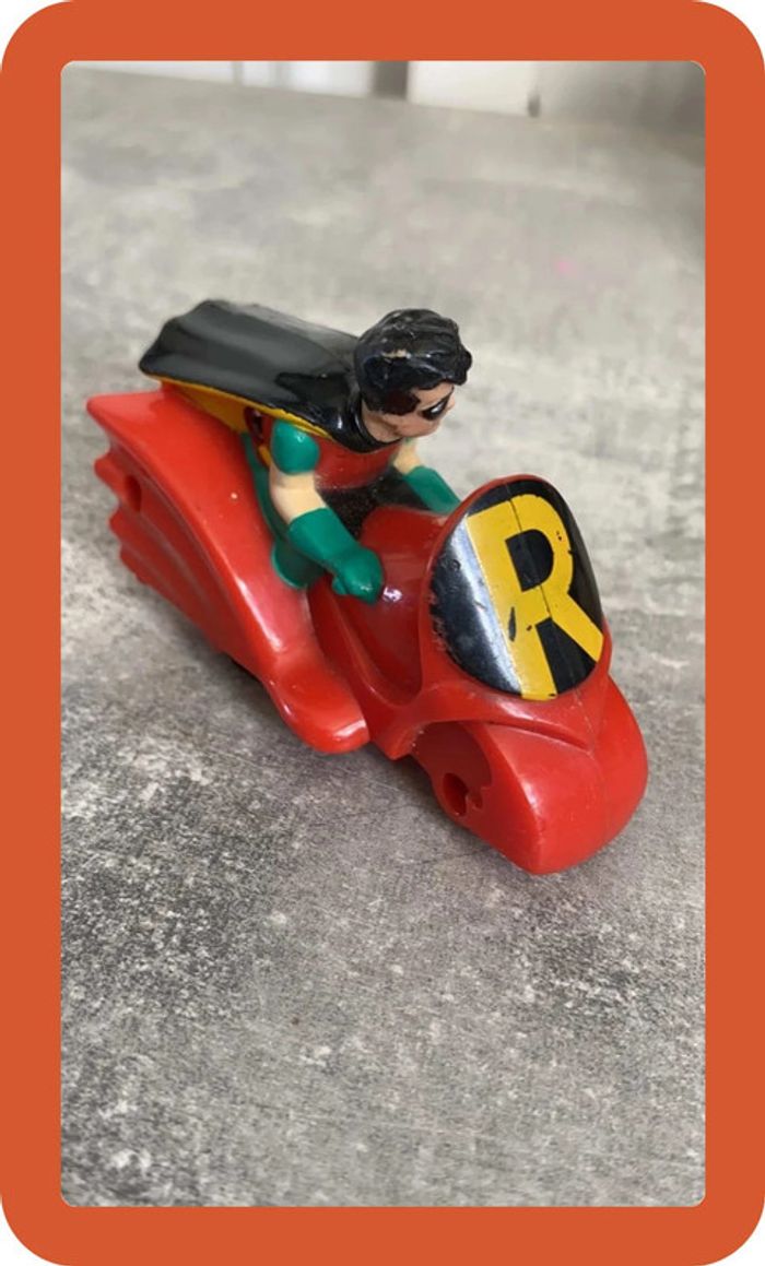 Robin sur sa moto - photo numéro 2