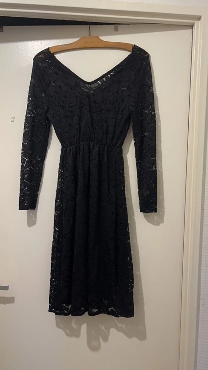Superbe robe noire en dentelle 36 avec 35 % de coton doublée intérieure