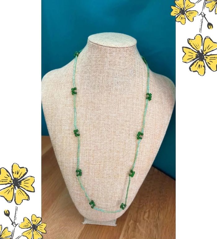 Collier perles tubes et fleurs en perles vertes – Collection Émeraude Urbaine - photo numéro 2
