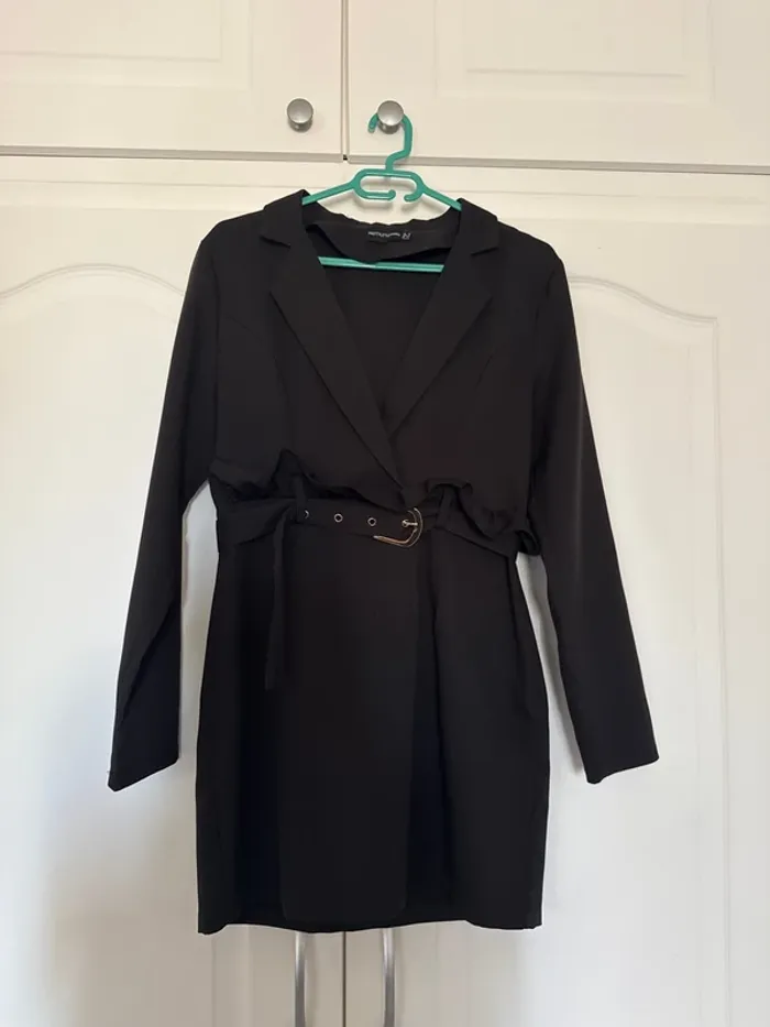 Robe blazer noire ceinturée à volants à la taille