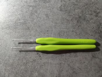 Lot de 2 crochets ergonomiques manche en silicone 2 mm