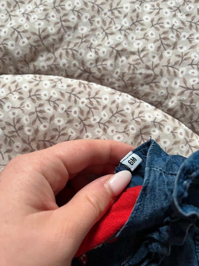 Robe bleue jeans et t-shirt rouge - photo numéro 3