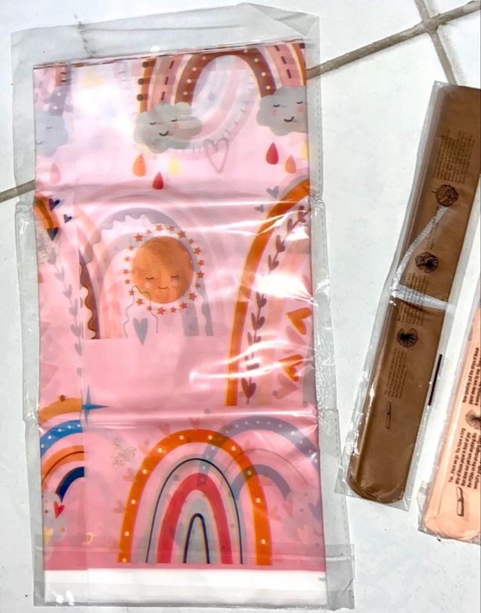 Lot déco anniversaire nappe arc en ciel +fleur en papier neuf