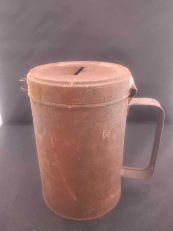 Ancienne tirelire en métal à restaurer - photo numéro 4