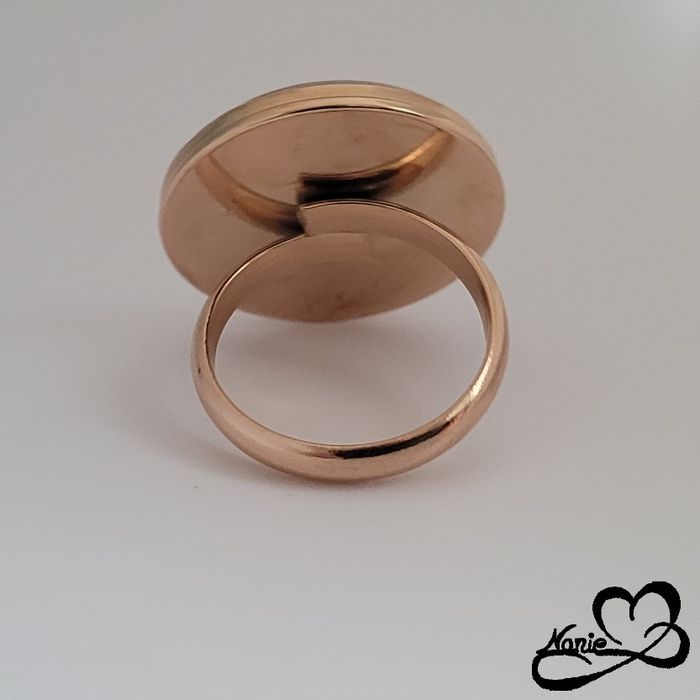 Bague ajustable ronde rosée dorée avec des fleurs séchées colorées - photo numéro 4