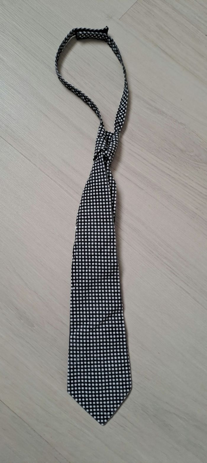 Cravate noire à pois blanc