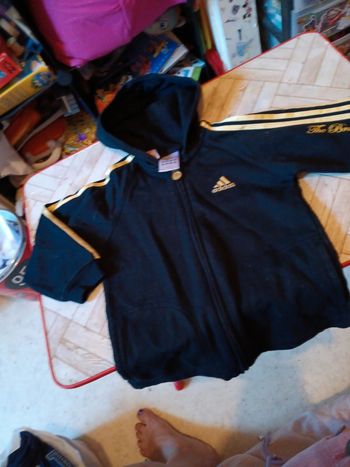 Gilet noir et or Adidas t. 3 ans