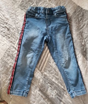 Jean bleu à bandes rouges 24 mois