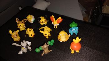 12 figurines Pokemon