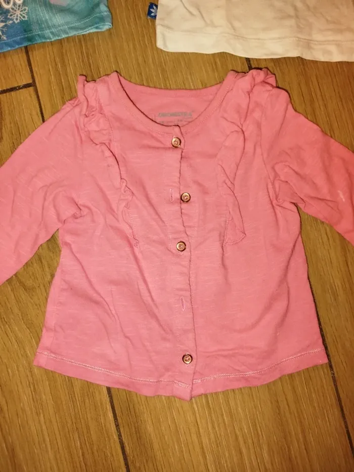 Lot de 2 t-shirts + 1 gilet bébé fille 18 mois - photo numéro 4