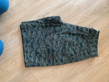Short chino motif militaire