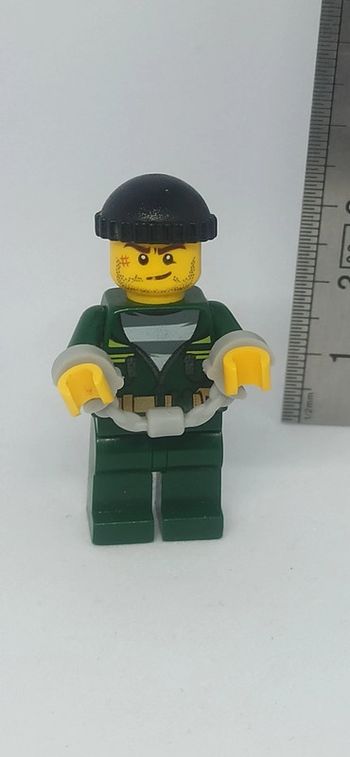 Homme lego bandit voleur prisonnier habits verts et menottes lego