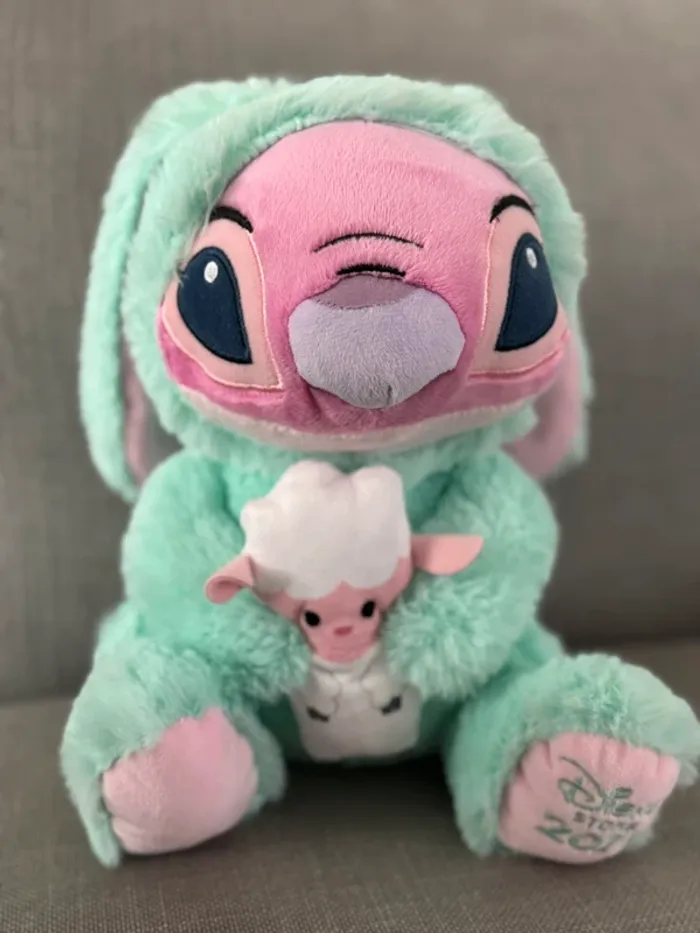 Peluche Disney  lapin de Pâques Angel ( amoureuse stitch  )