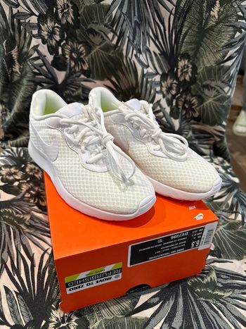 Wmns Nike tanjun flyease