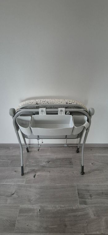 Table à langer avec baignoire