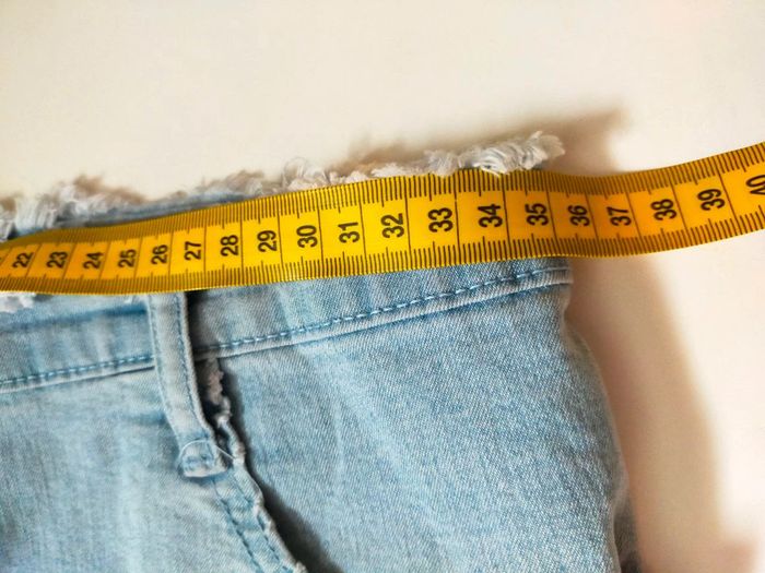 Short en jean délavé taille basse Xinhua – effet effiloché – Taille estimée S - photo numéro 6