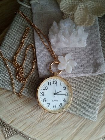 Collier sautoir montre avec fleur de n'a'c'r'e naturelle