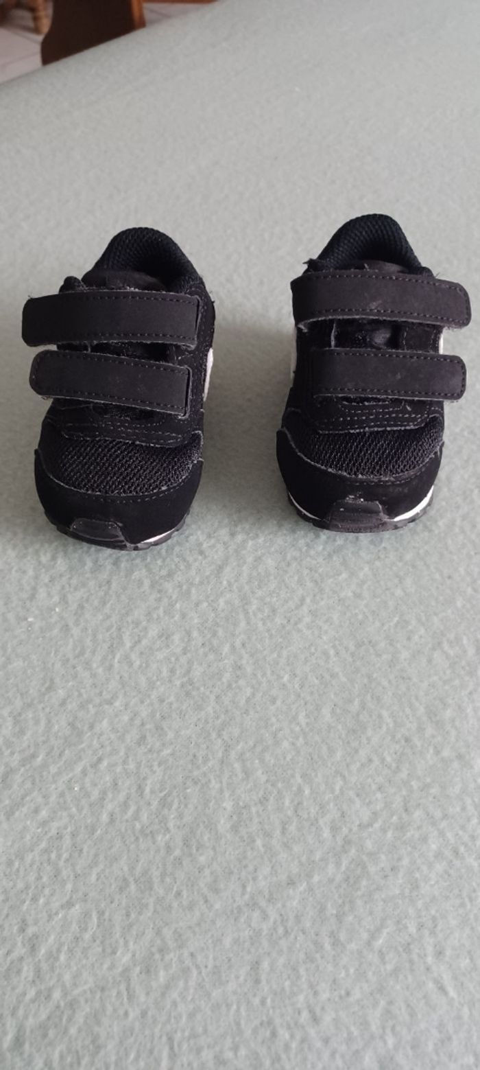 Très jolie petite paire de baskets bébé garçon Pointure 17 - photo numéro 7
