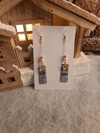 Boucles d'oreilles pendante en résine florale