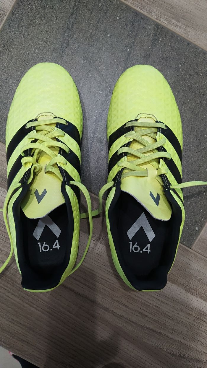 Crampons Adidas pointure 37. 1/3
