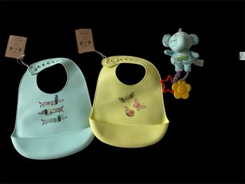 Lot de deux bavoirs en silicone + lange léopard + hochet éléphant 