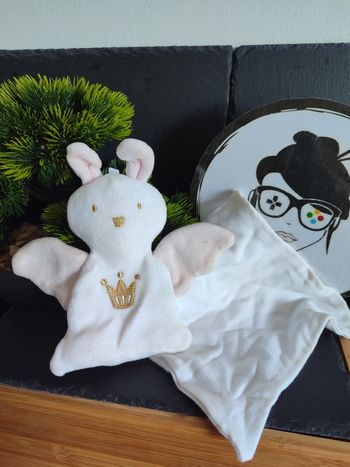 doudou lapin berlingot mouchoir blanc rose couronne doré aime chauve souris