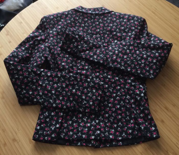 blazer noir avec fleurs taille 36 - photo numéro 2