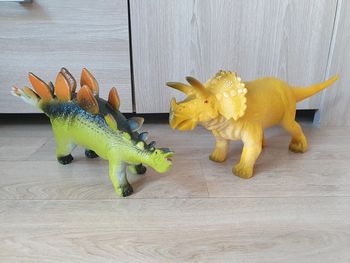 Lot de 2 jouets dinosaures